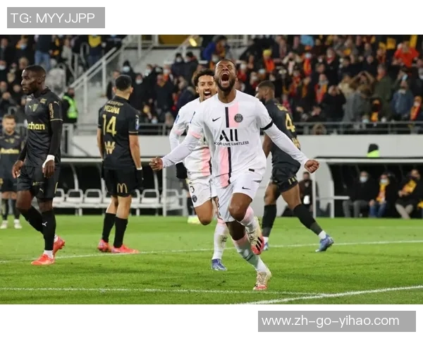 实体足球球星卡收藏热潮推动体育文化与粉丝经济融合发展